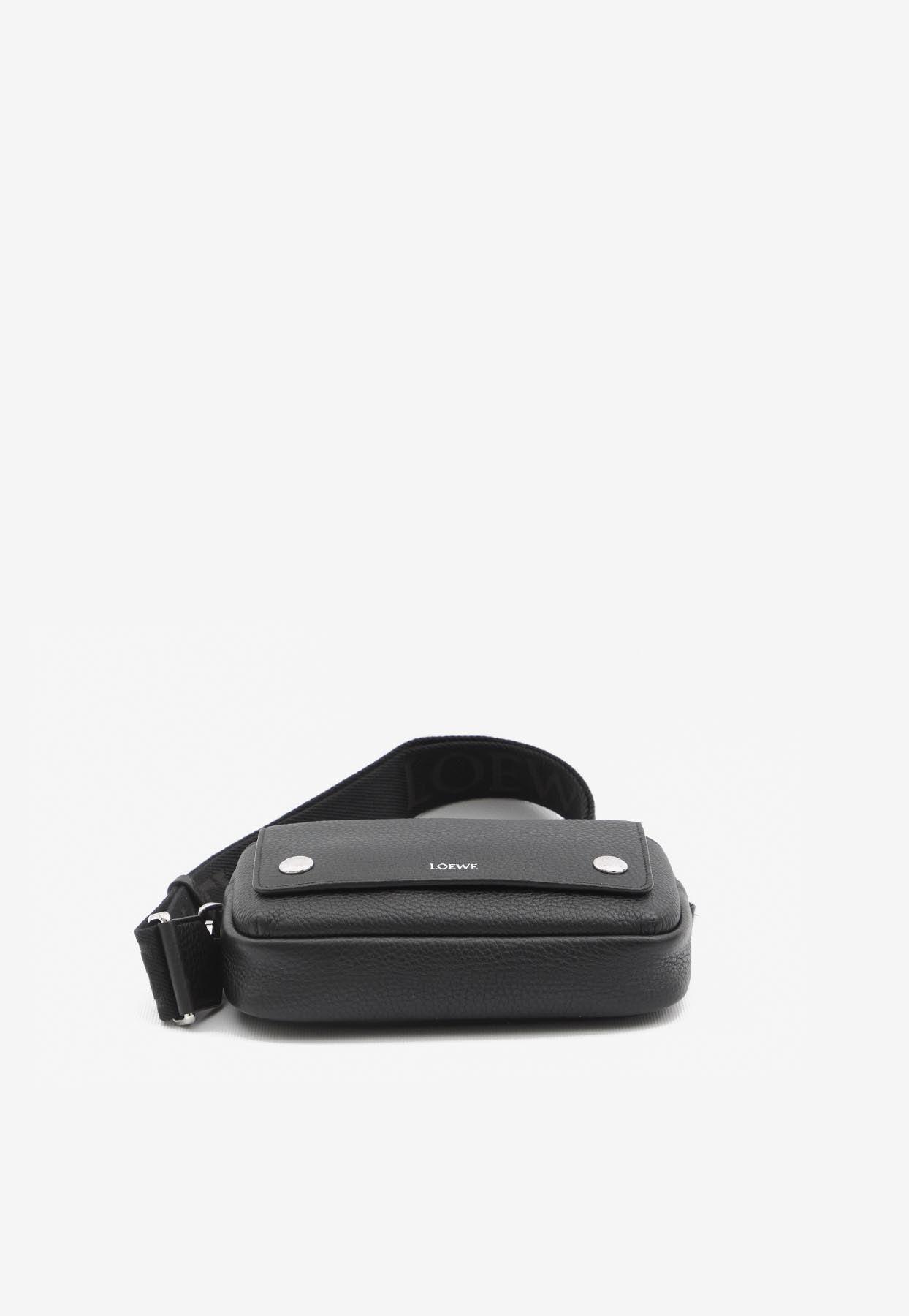 【LOEWE】SMALL PEBBLE MESSENGER BAG Small Pebble messenger bag in supple grained calfskin Black