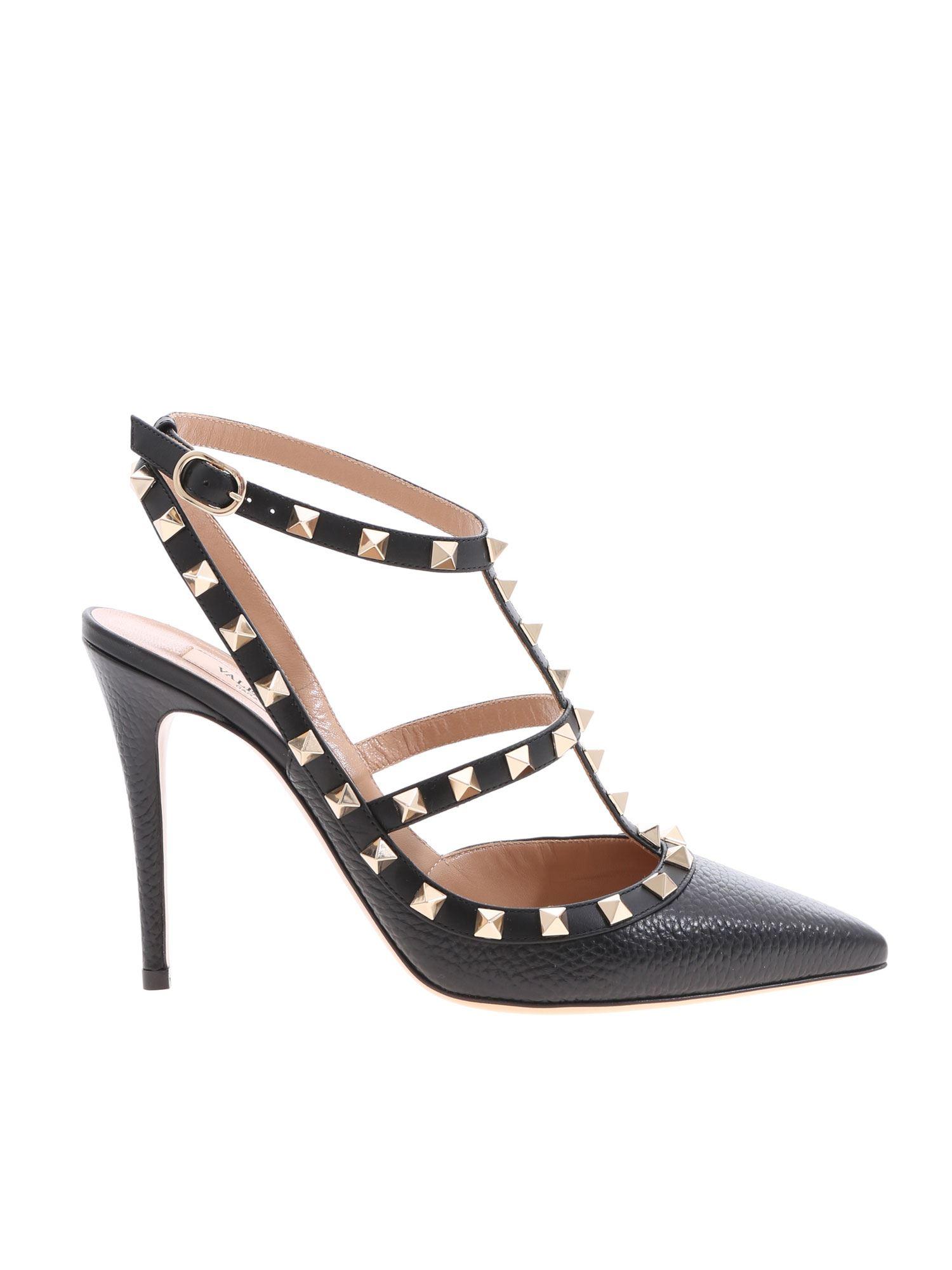 Rockstud Pumps In Black With Gold Studs 