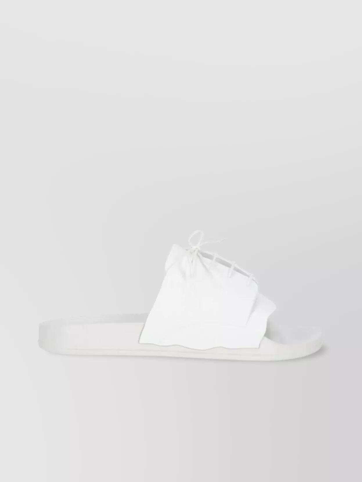 靴 Maison Margiela LACE UP SLIDE SANDALS Lace-up rubber slides in black - Maison Margiela | Mytheresa