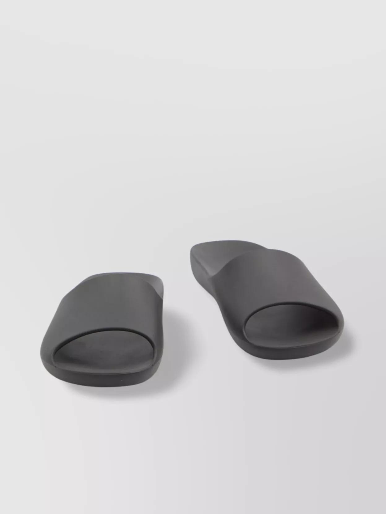 THE ROW◆Black Rubber Foam Slippers サンダル 限定SALE♪ Foam rubber sandals in black - The Row | Mytheresa