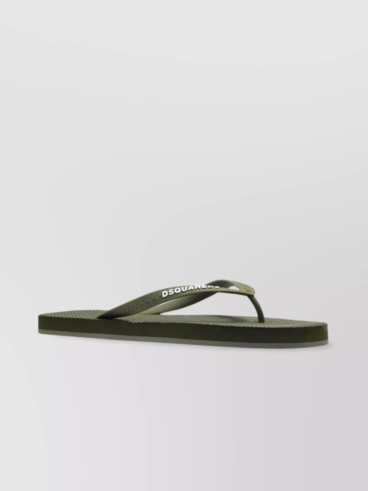サンダル DSQUARED2 Men Sandals Green FFM000117200001 8085 DSQUARED2 logo-embossed Flip Flops | Green | FARFETCH