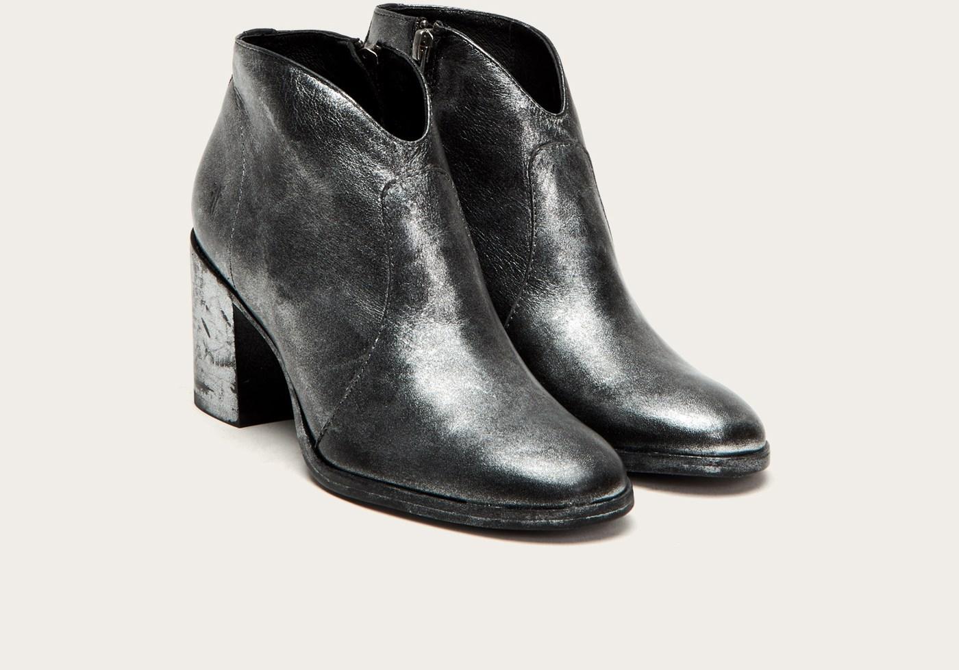 frye nora zip short black