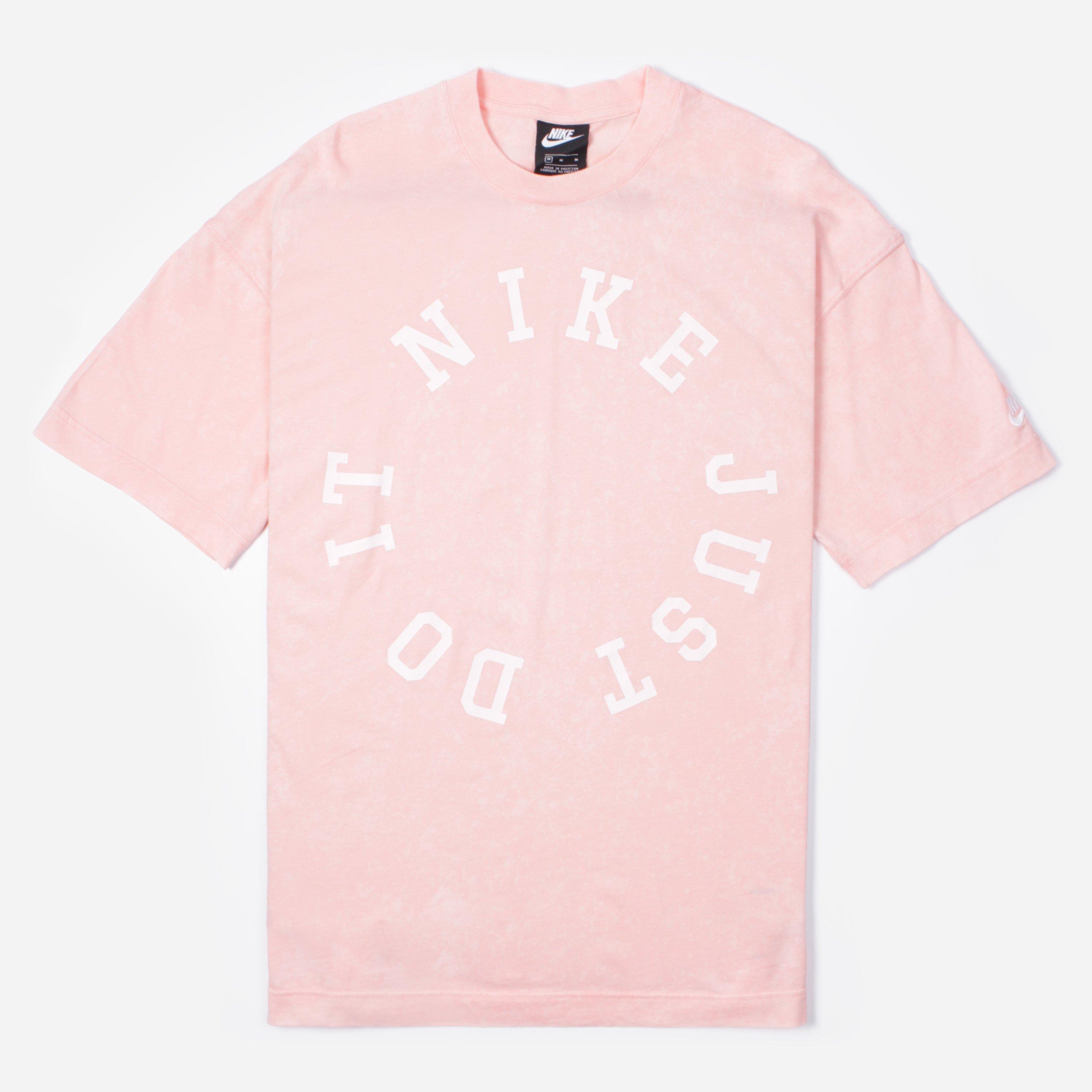 peach color nike shirt