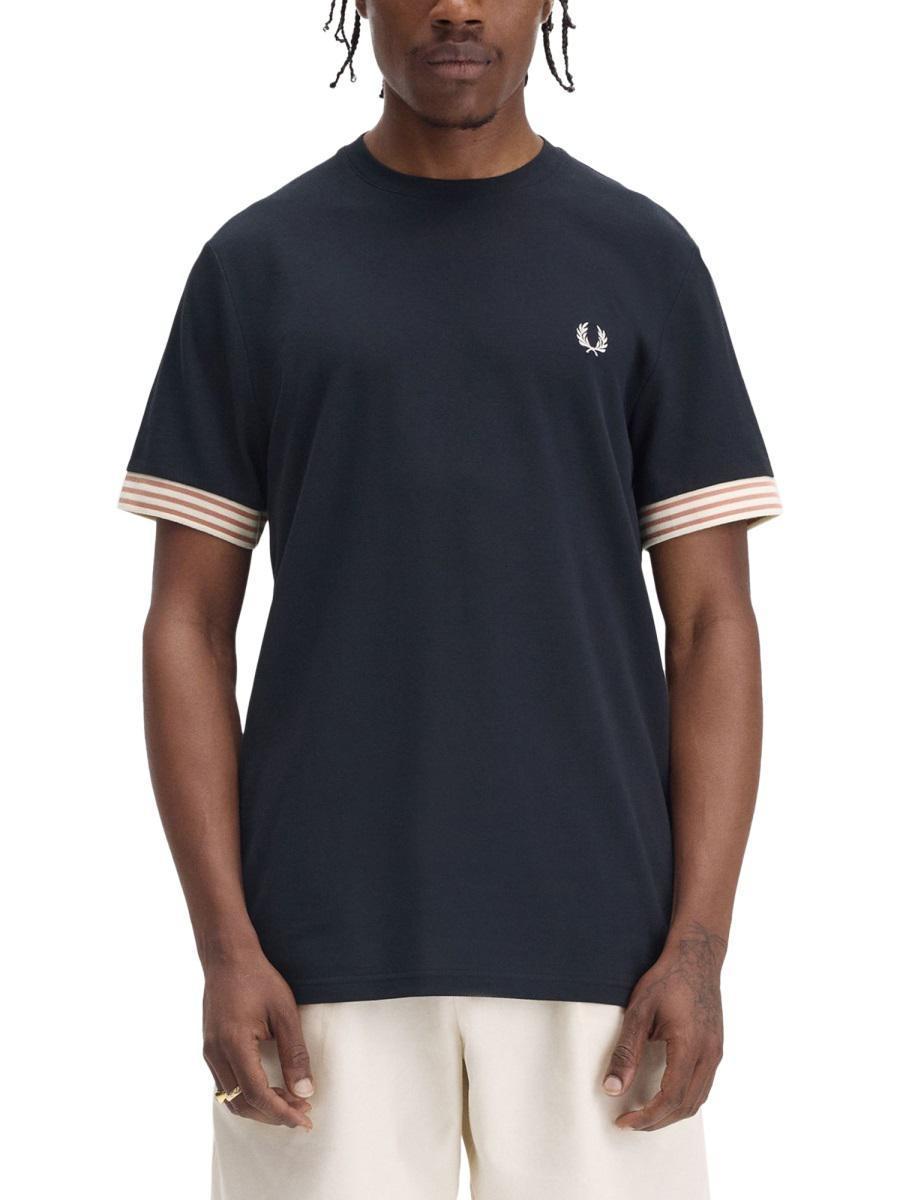 Tシャツ・カットソー FRED PERRY T-SHIRT WITH STRIPED MANIHE BORDER Fred Perry T-Shirt With Striped Manihe Border in Blue for