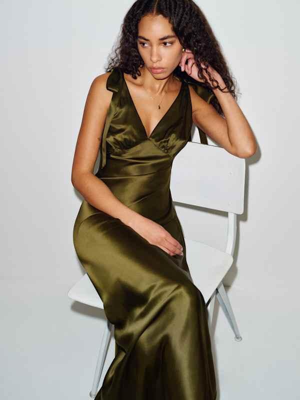 reformation green silk dress Frankie Sleeveless The Reformation Jeany dress is a maxi dress with a halterneck and spaghetti straps. Reformation Frankie Silk Dress -