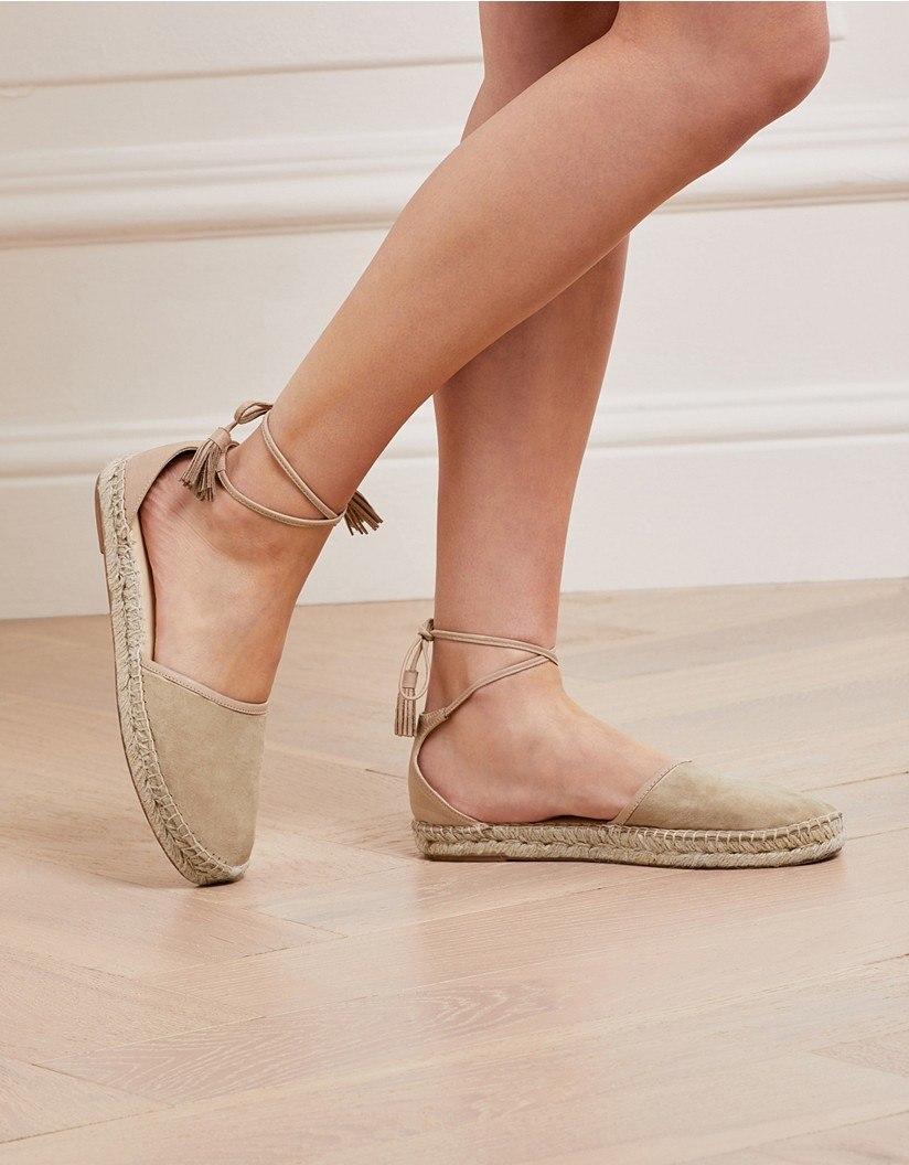 ensidigt Rejse sammensnøret The White Company Suede Ankle Tie Flat Espadrilles - Lyst