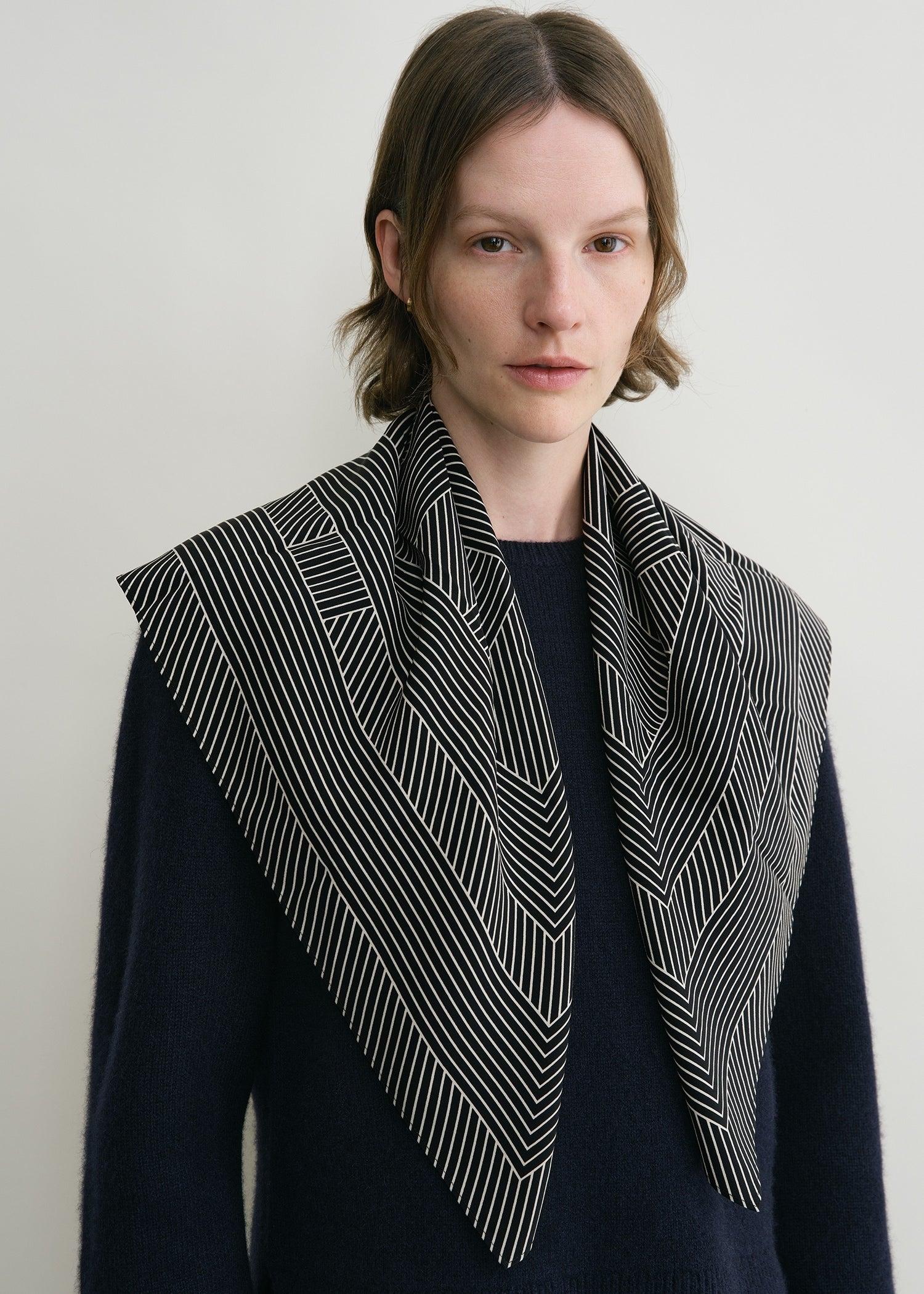 スカーフ toteme Centered Monogram Scarf - TOTEME - Silk - Black Centered monogram silk scarf black – TOTEME