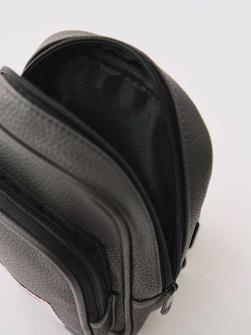 関税込み♪【TRUE RELIGION】パッチ PU ★ ロゴ スリングバッグ PATCH PU SLING BAG - Black | True Religion