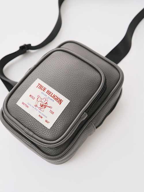 関税込み♪【TRUE RELIGION】パッチ PU ★ ロゴ スリングバッグ PATCH PU SLING BAG - Black | True Religion