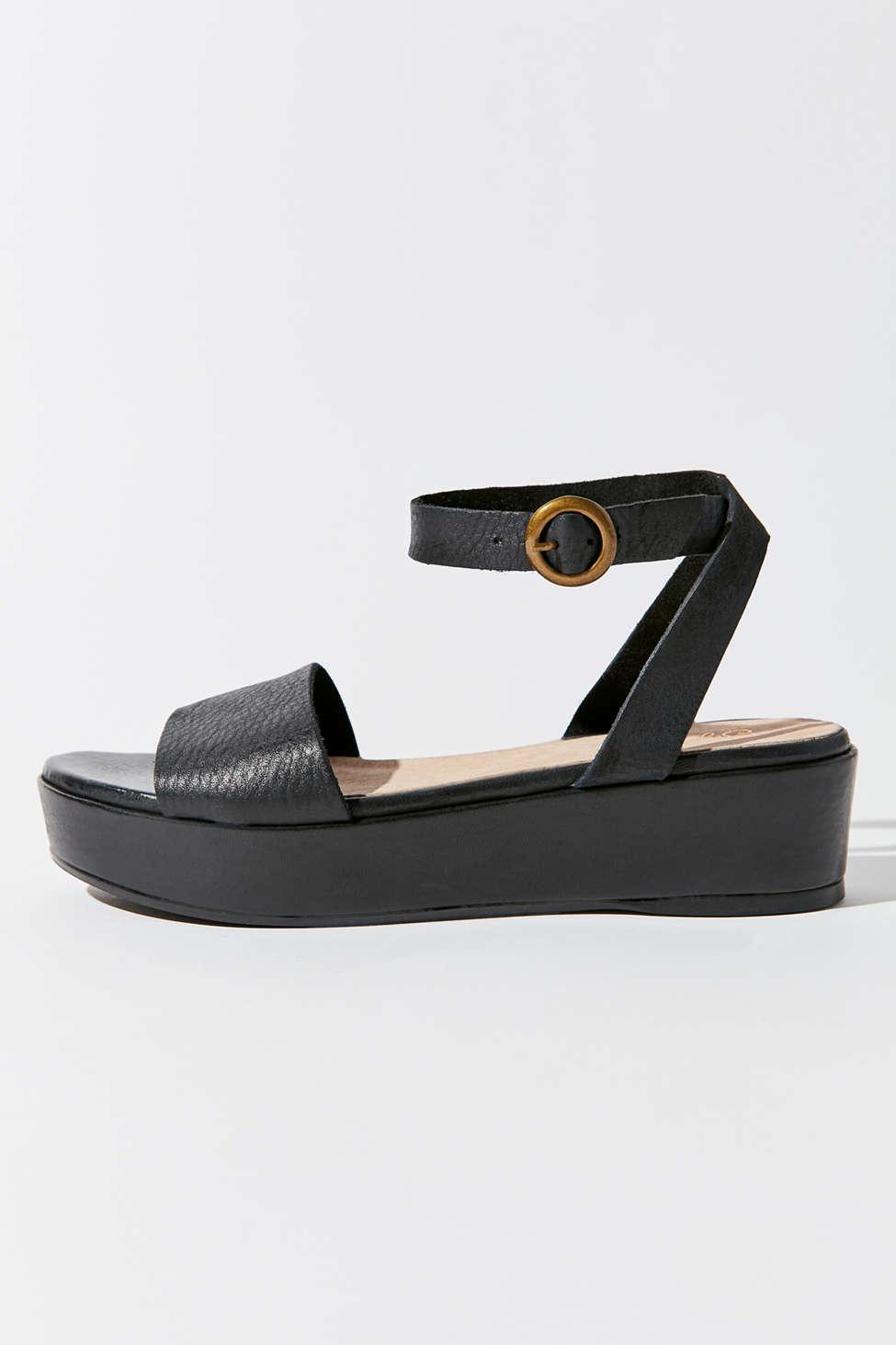 seychelles monogram flatform sandal