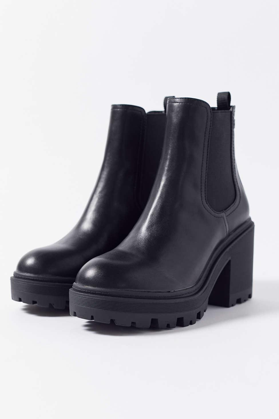 Urban Outfitters Uo Chloe Chelsea Timeless Classic Boot in Black - Lyst