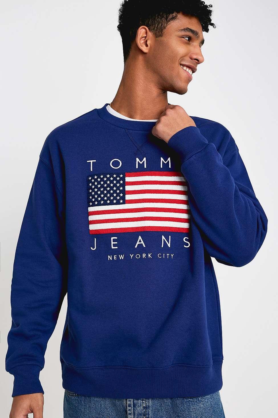 Tommy hilfiger usa. Tommy Hilfiger с флагом USA. Томми Хилфигер футболист. Tommy Jeans Capsule collection Flag Print Sweatshirt.