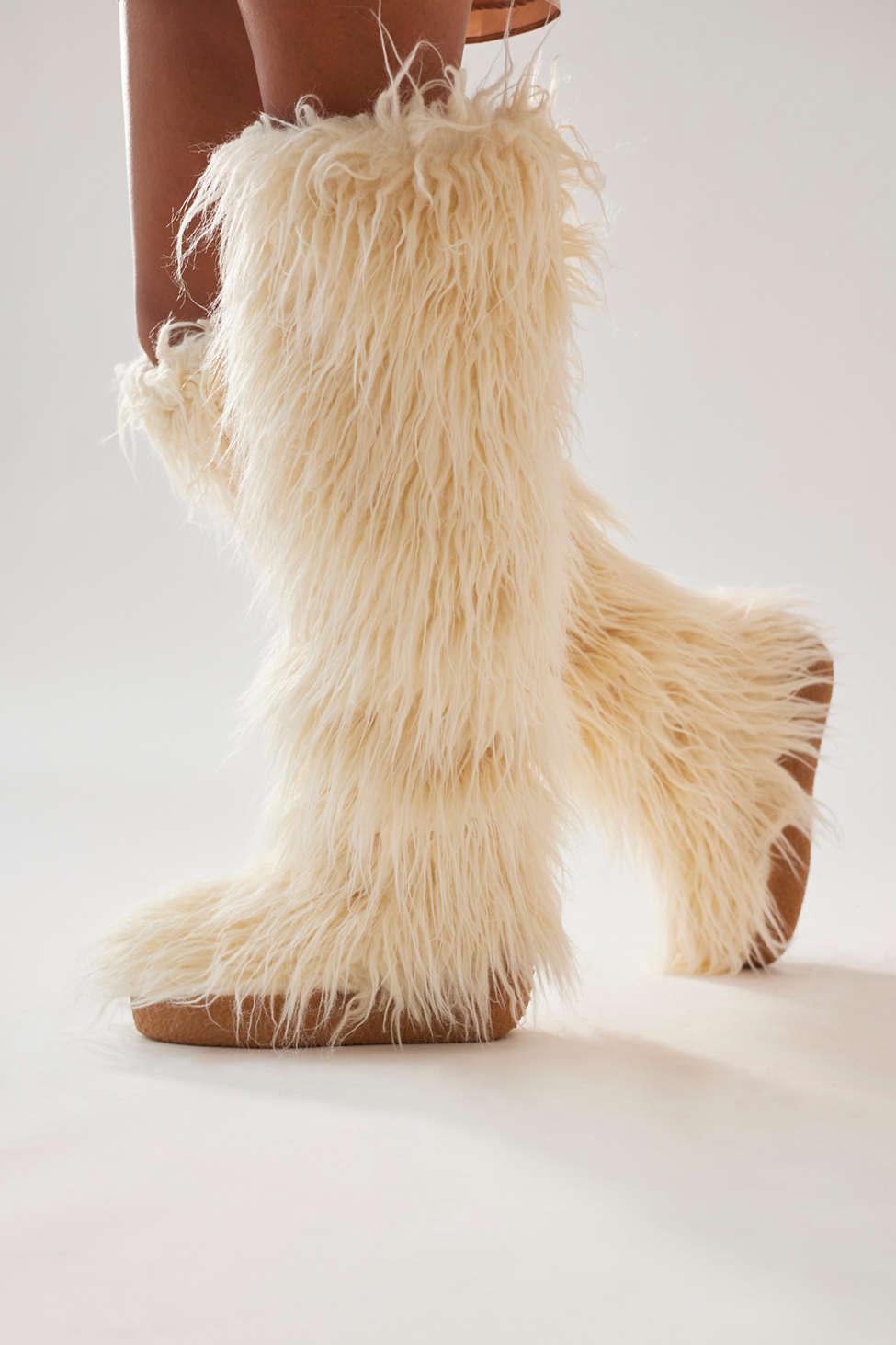 frokost justering Forkorte Jeffrey Campbell Fluffy-ok Faux Fur Boot in Natural | Lyst