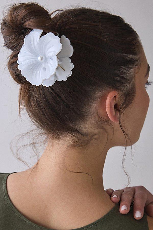 NWOT URBAN OUTFITTERS BOHO SILKY FLOWER HAIR ACCESSORY HAIR CLIP COMB OS Triple Hibiscus Floral Claw Clip | Urban Outfitters main image 4