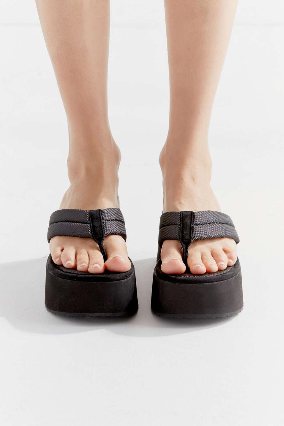 Steve Madden Uo Exclusive Platform Thong Sandal in Black | Lyst