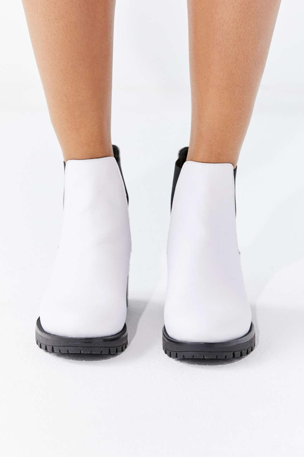 urban outfitters white boots