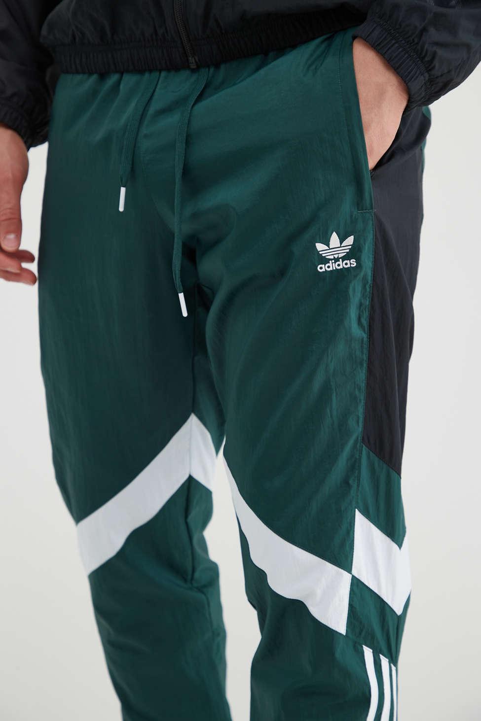 adidas Originals TRACK PANT - Tracksuit bottoms - mineral green/dark green  - Zalando.de
