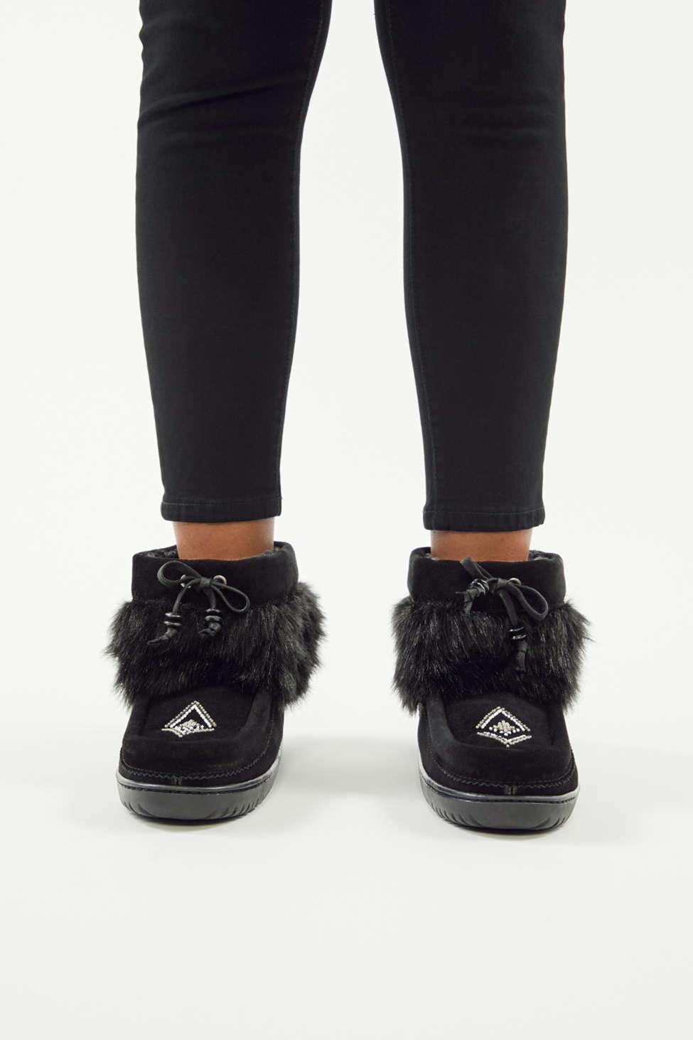 manitobah mukluks boots