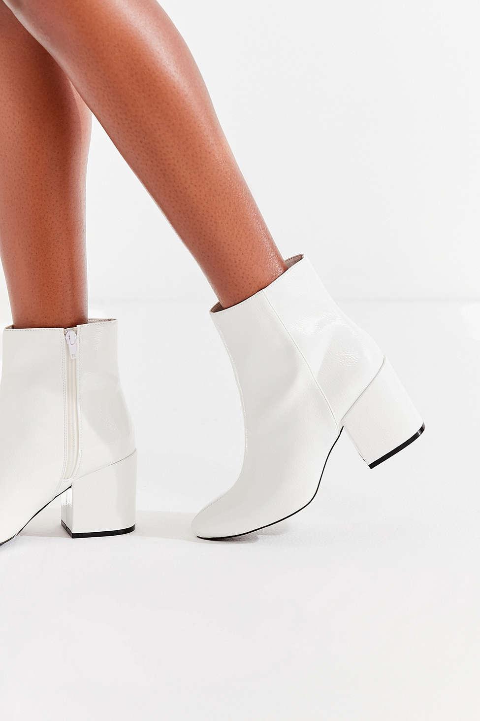 urban outfitters white boots