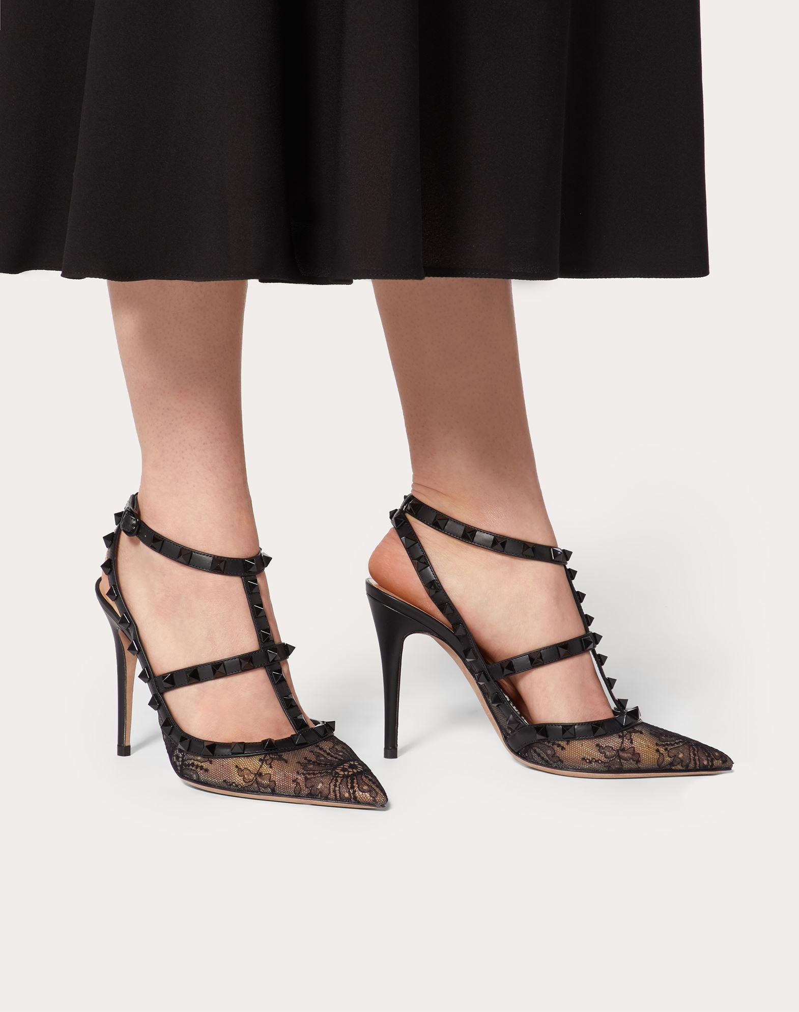 Vædde Il Ekstrem fattigdom Valentino Garavani Rockstud Lace Pump With Straps 100 Mm in Black | Lyst