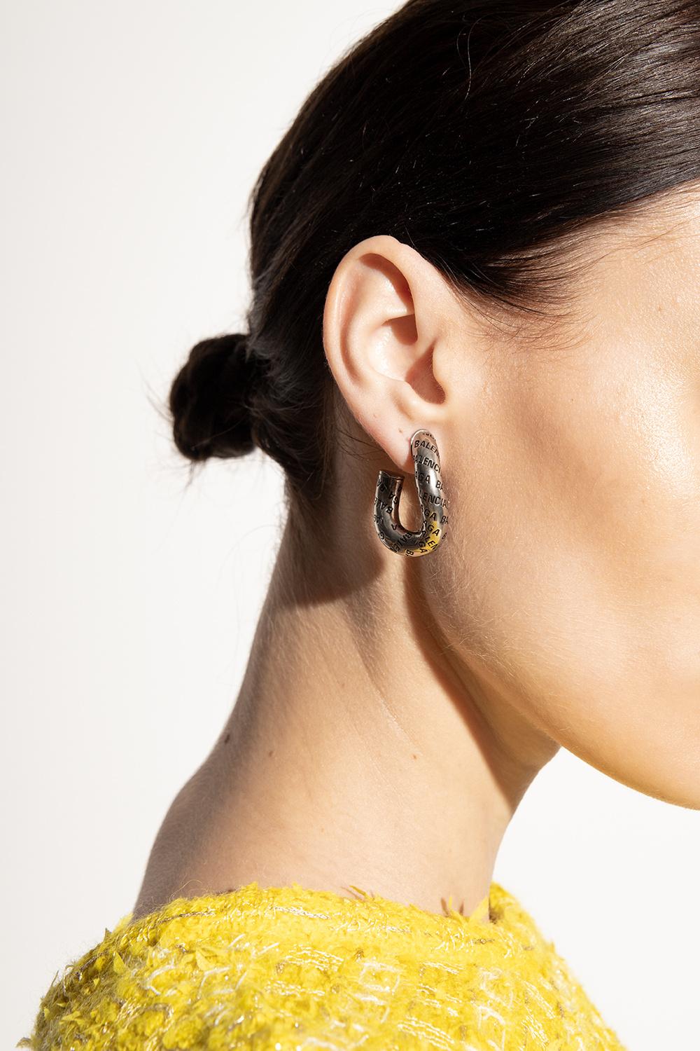 modbydeligt Saml op Lænestol Balenciaga Earrings With Logo in Metallic | Lyst
