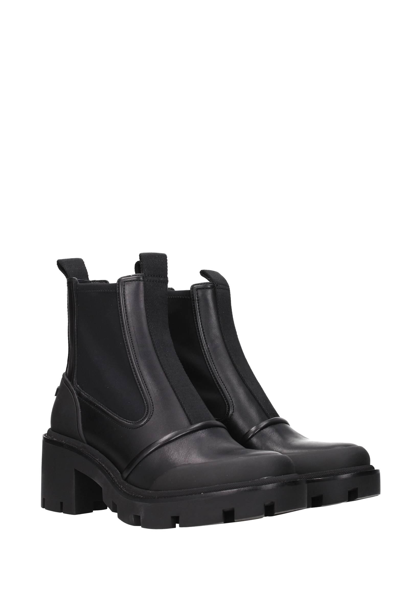 Tory Burch Chelsea Lug Sole Ankle Boots in Black | Lyst