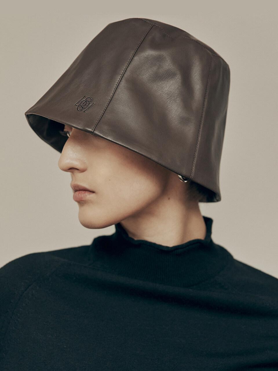 Low Classic Logo Bucket Hat in Dark 