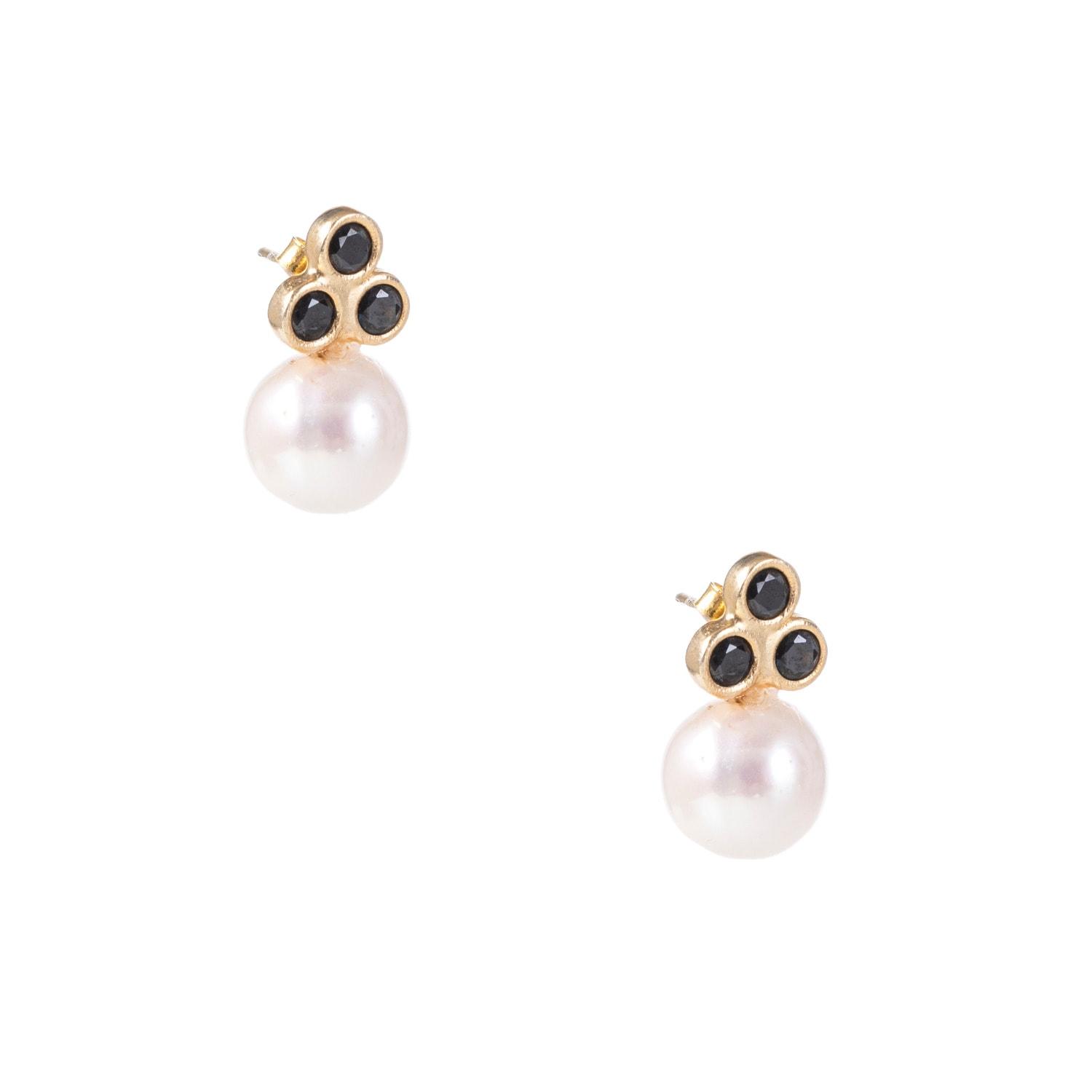 Seyahan Sarah Triple-stone Pearl Earrings in Metallic | Lyst