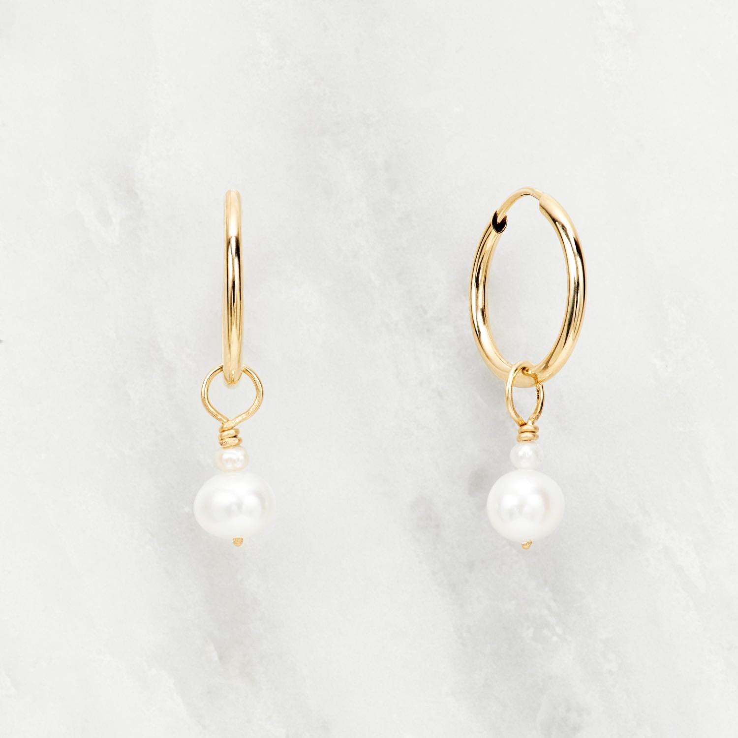 Lily & Roo Small Pearl Drop Hoop Earrings in Metallic | Lyst