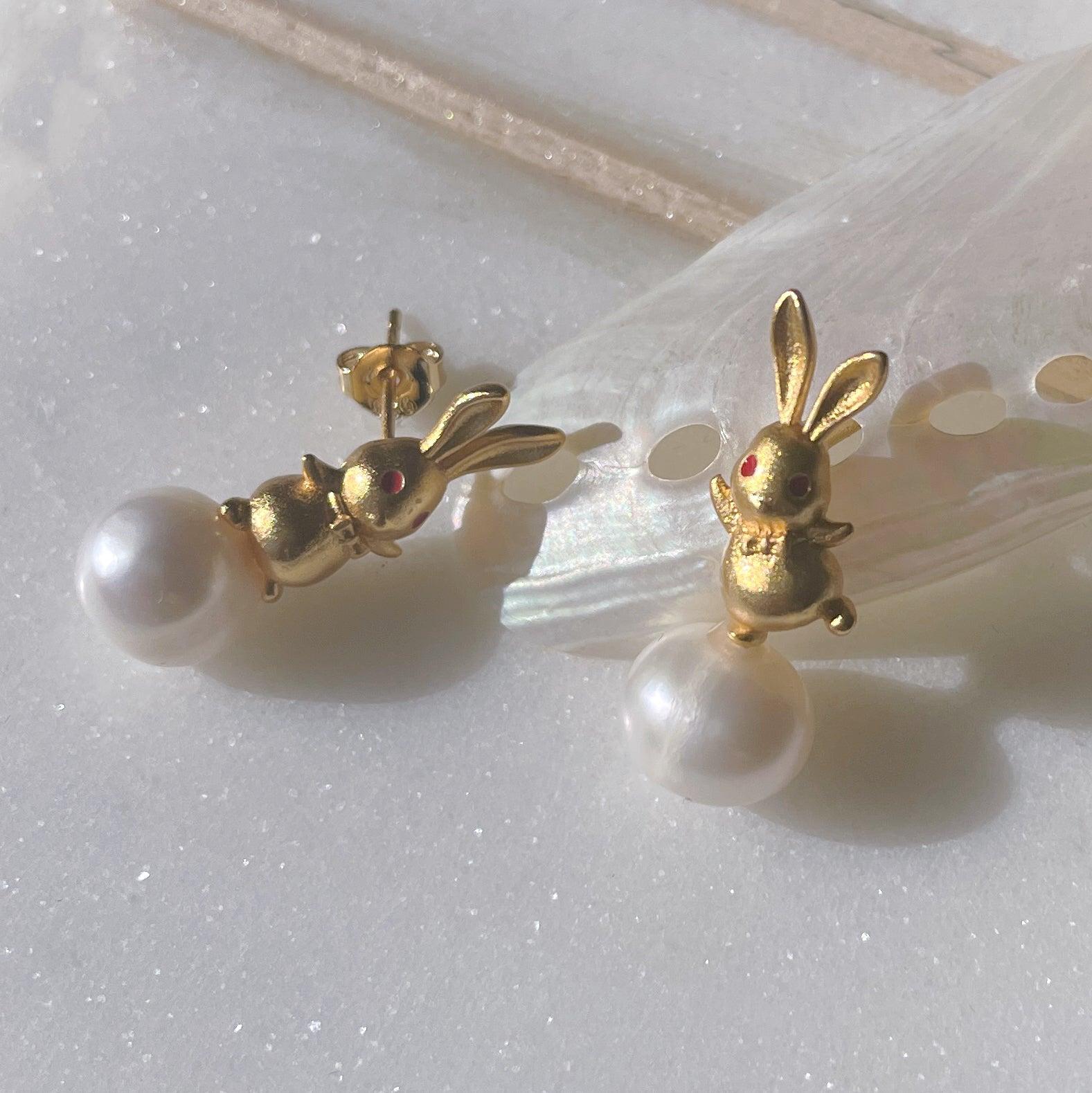 Ninemoo Bunny Pearl Stud Earrings in Metallic | Lyst