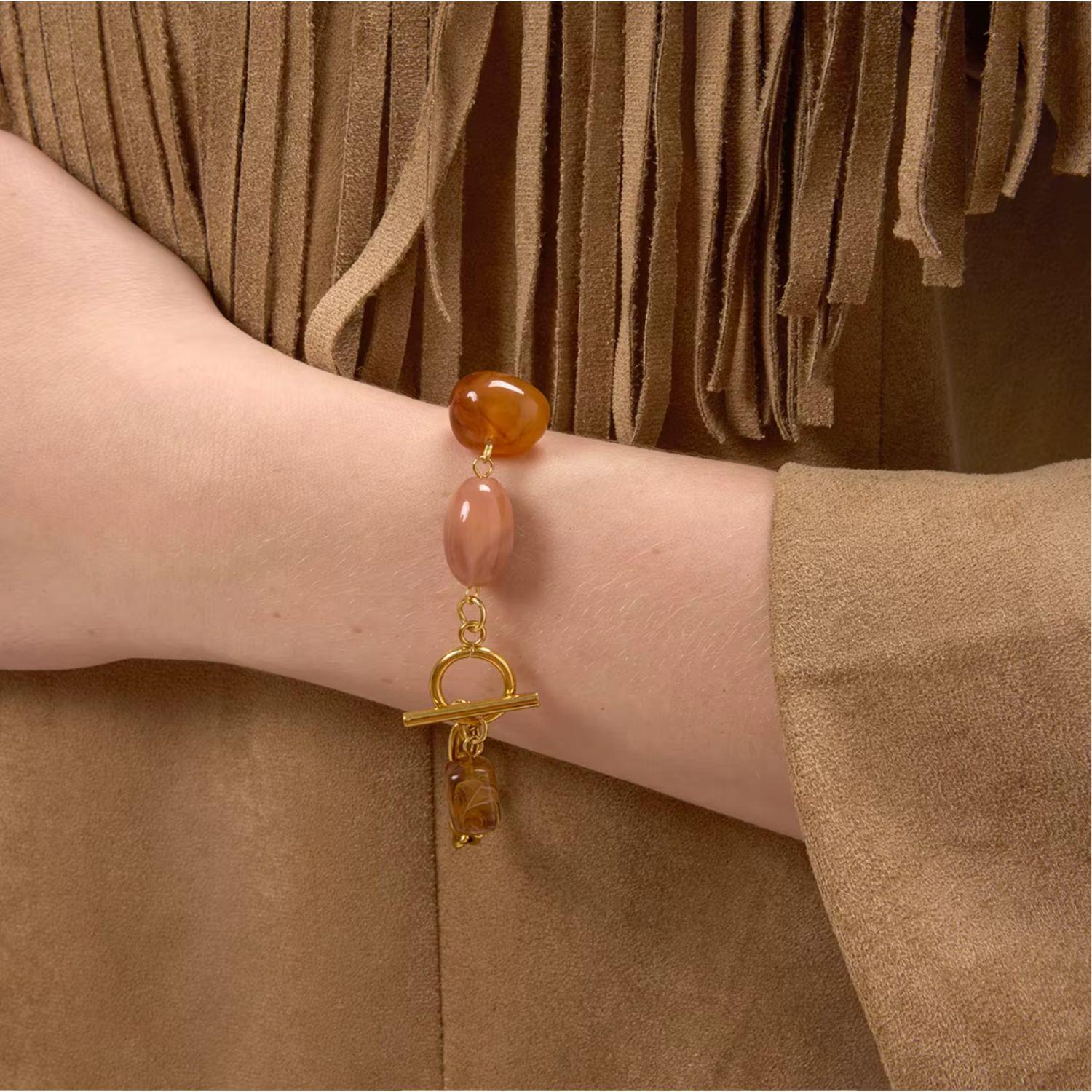 Olivia Le Neutrals Neutral Resin Stone Charm Bracelet in Metallic 