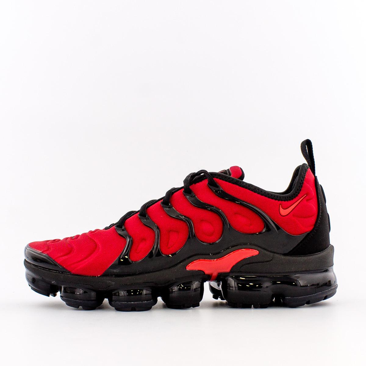 red and black air vapormax plus