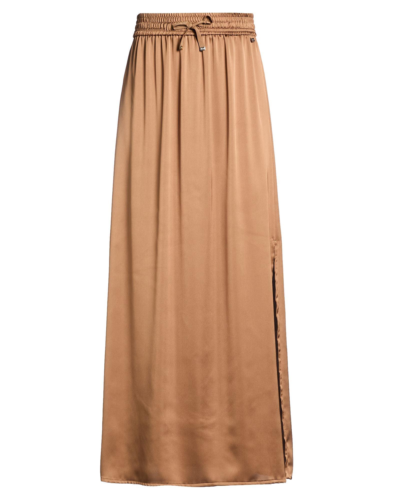 Jupe longue évasée et dotée de plis en simili.Modèle à taille haute