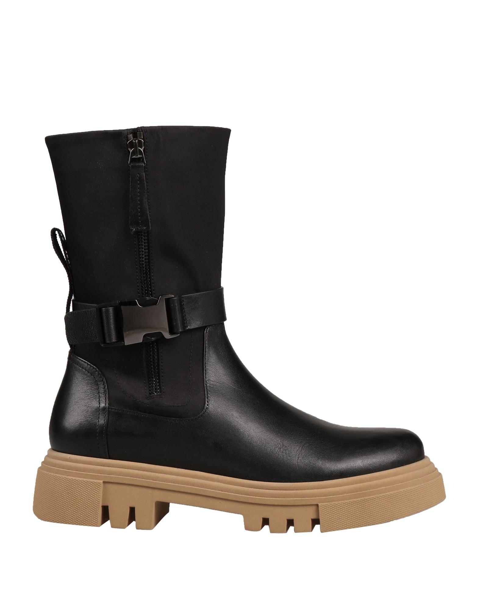 Jeannot Boots in Black |