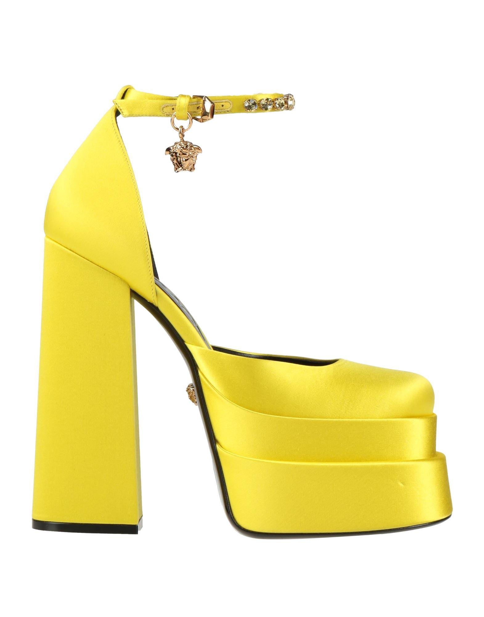 Light store yellow pumps