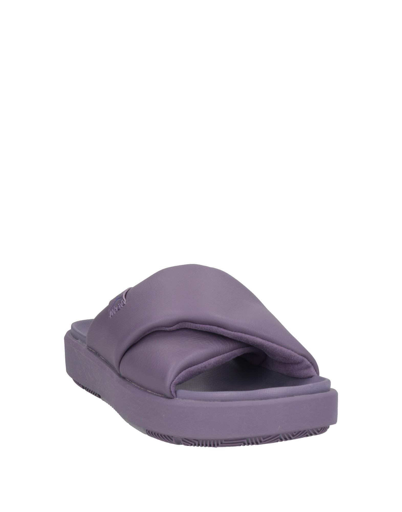 Purple nike best sale flip flops