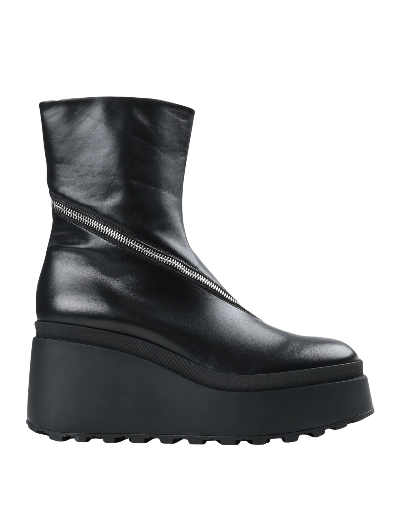 Vic Matié Leather Ankle Boots in Black Womens Shoes Boots Ankle boots 