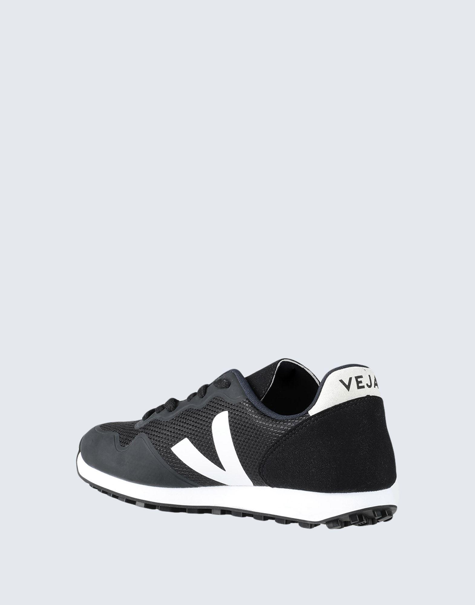 black trainers veja