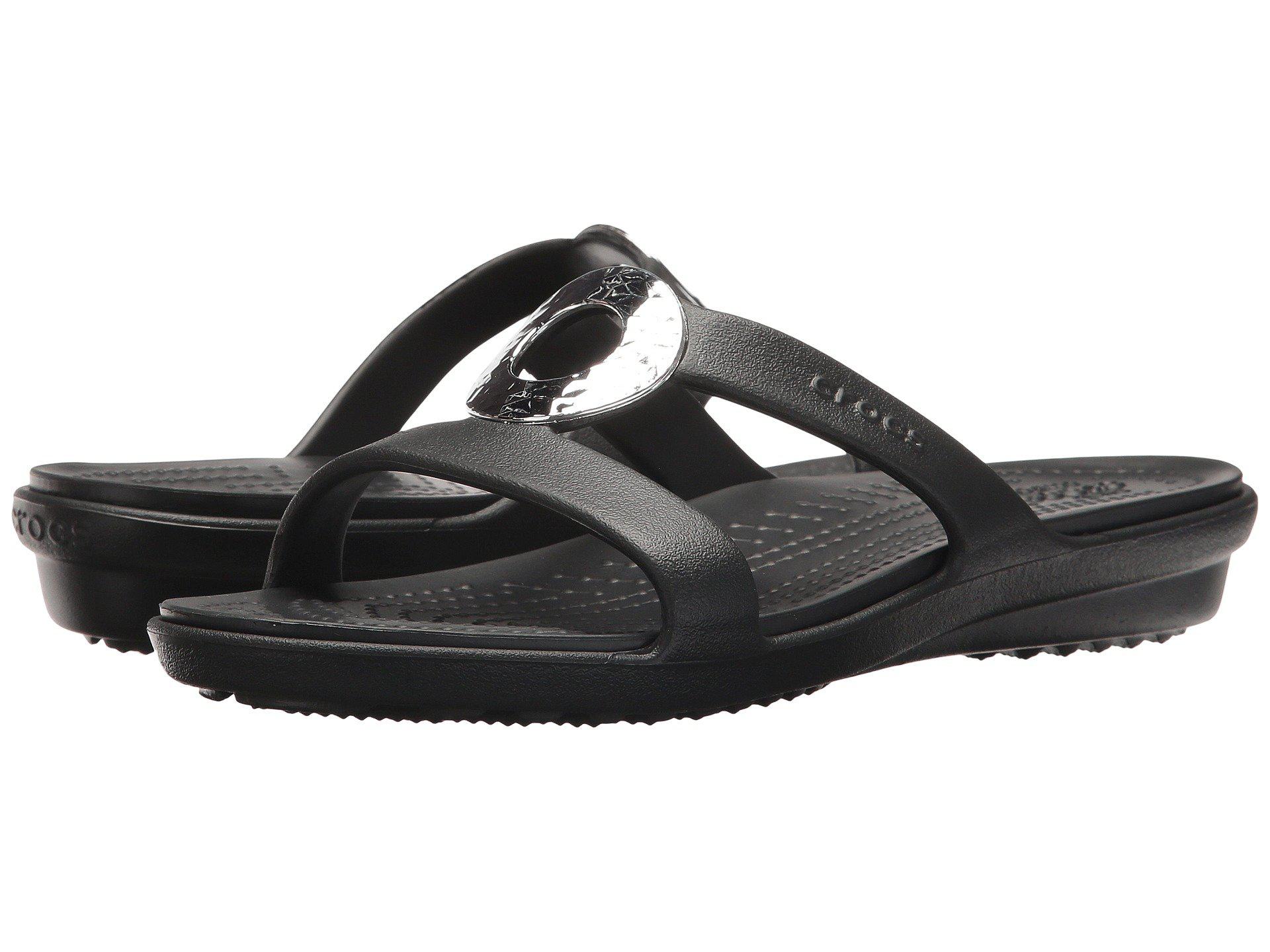Crocs™ Sanrah Hammered Metallic Sandal in Black | Lyst