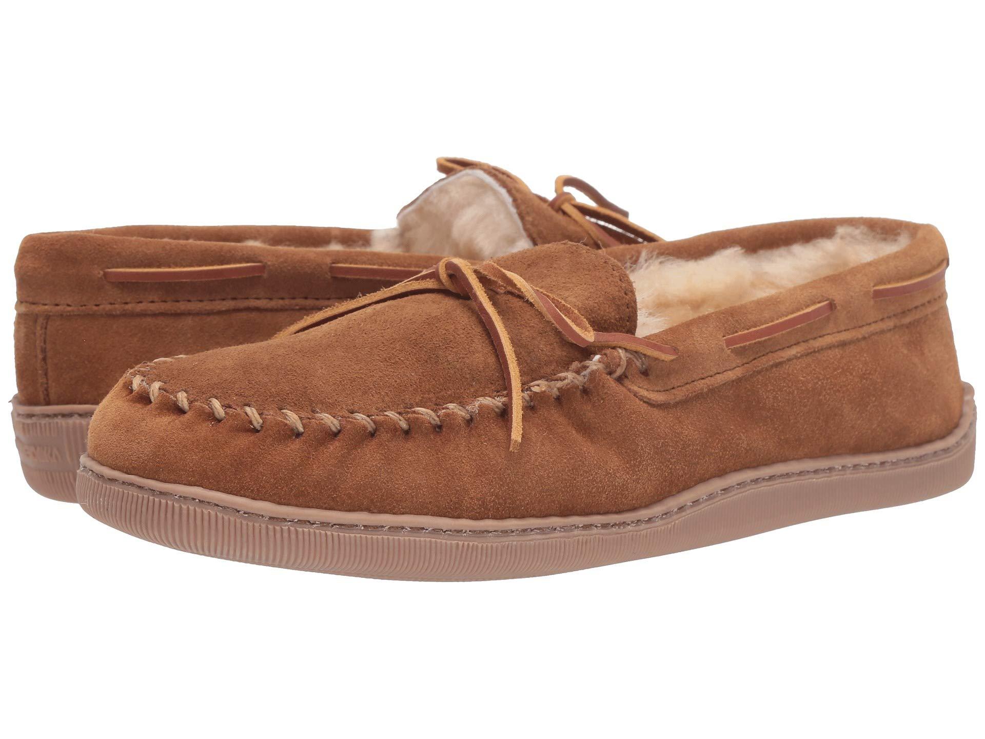 minnetonka men's sheepskin hardsole moc