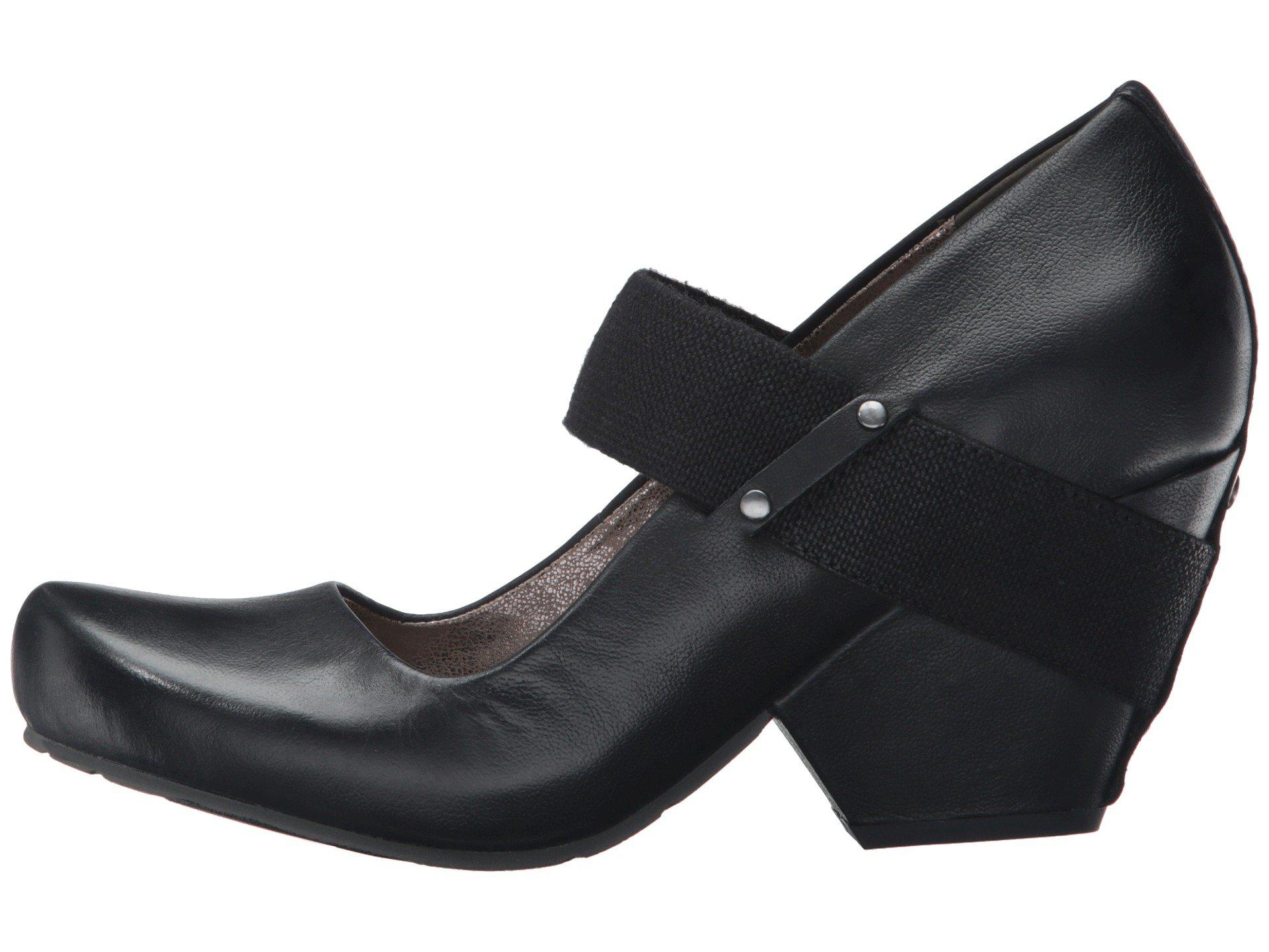 black closed wedges