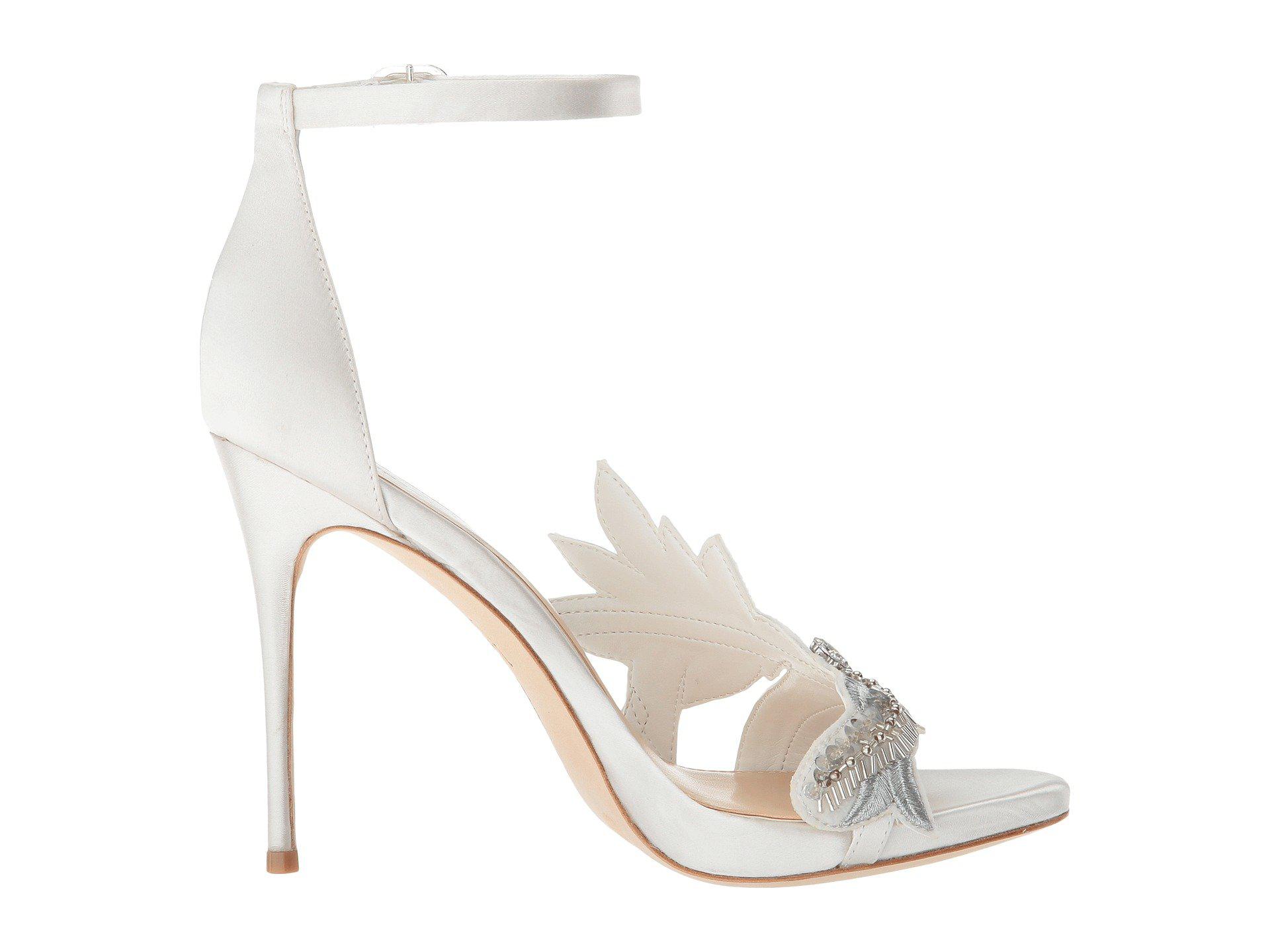 vince camuto dayanara